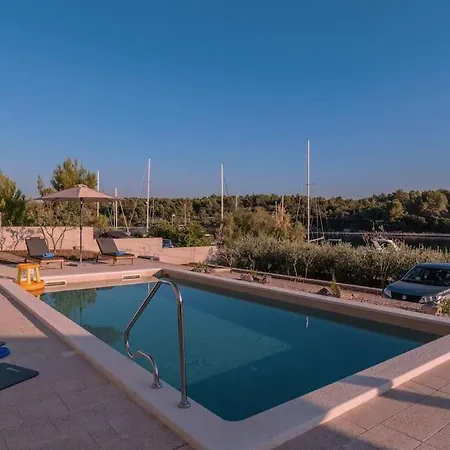 Silvana Villa *